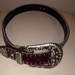 ❤️❤️NWOT Beautiful red bling belt ❤️❤️